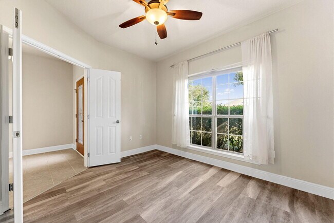 Foto del edificio - 554 Camellia Ct