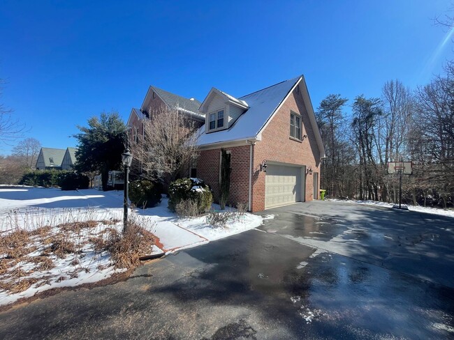 Foto del edificio - Gorgeous Home in Forest w/2 Car Garage