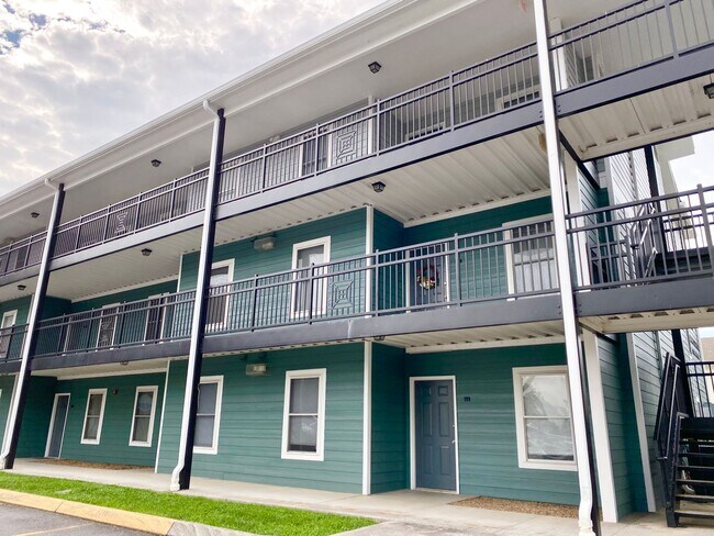 Foto del edificio - Welcome home to LAUREL STATION for Fall 2026! 3bed/2bath for $3300 includes two parking spaces!