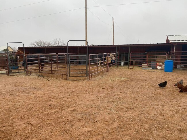Horse stalls - 4439 E Morning Glory Rd
