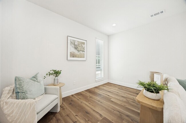 Building Photo - 5633 Live Oak St