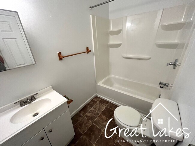 Building Photo - Warm and cozy 2 bedroom/1 bathroom home in...