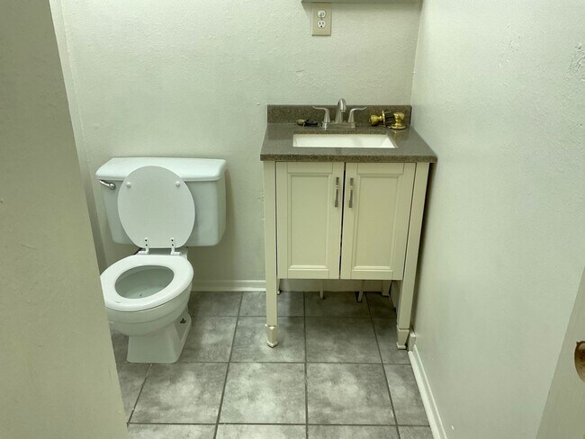 Foto del edificio - 208 W 1st St