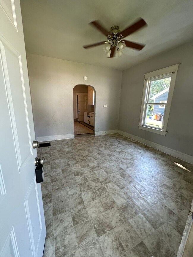 Building Photo - Welcome to this charming 3-bedroom, 1-bath...