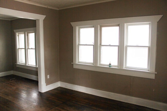 Interior - 1933-1935 N Waco Ave