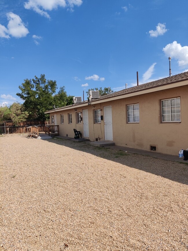 Building Photo - 524 N Mesquite St