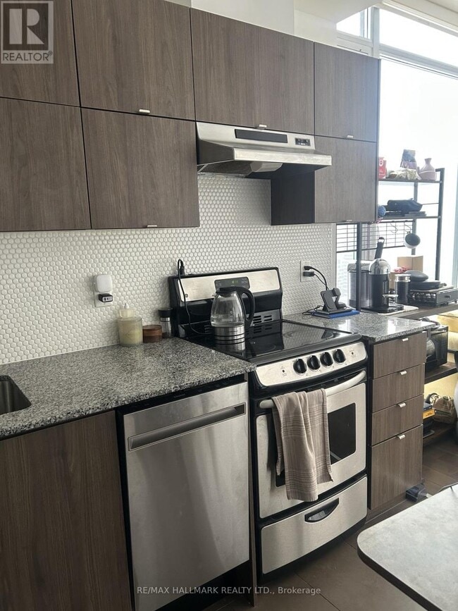 Building Photo - 170 Fort York Blvd