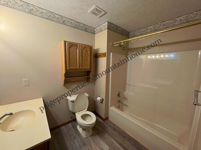 Foto del edificio - Bright & Spacious 3 Bed / 2 Bath Home in Town!