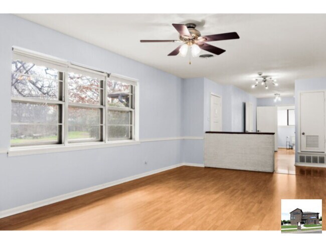 Building Photo - 204 Oak St