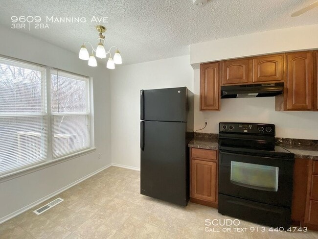 Building Photo - Fresh and Clean Duplex!