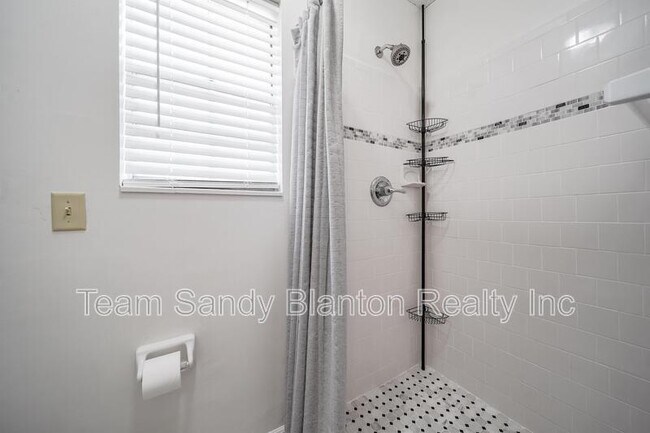 Foto del edificio - 5941 Leesway Blvd