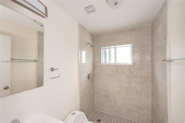 Foto del edificio - 6 br, 4 bath House - 1740 NW 64th St # 1