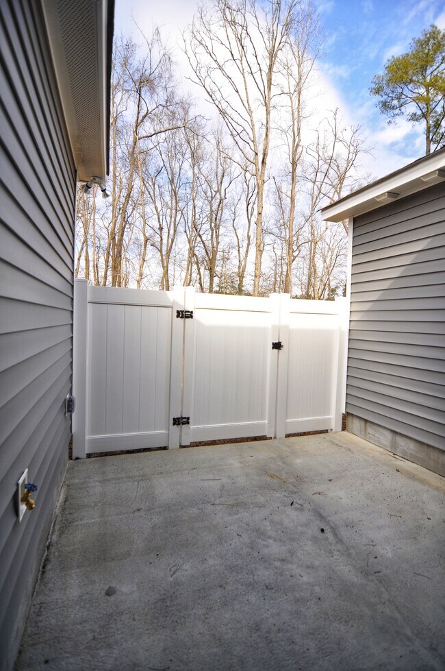 Building Photo - 1823 Fox Den Way