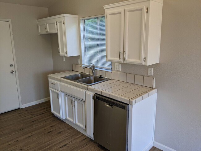 Building Photo - Nice 3 bedroom home, recently updated offe...