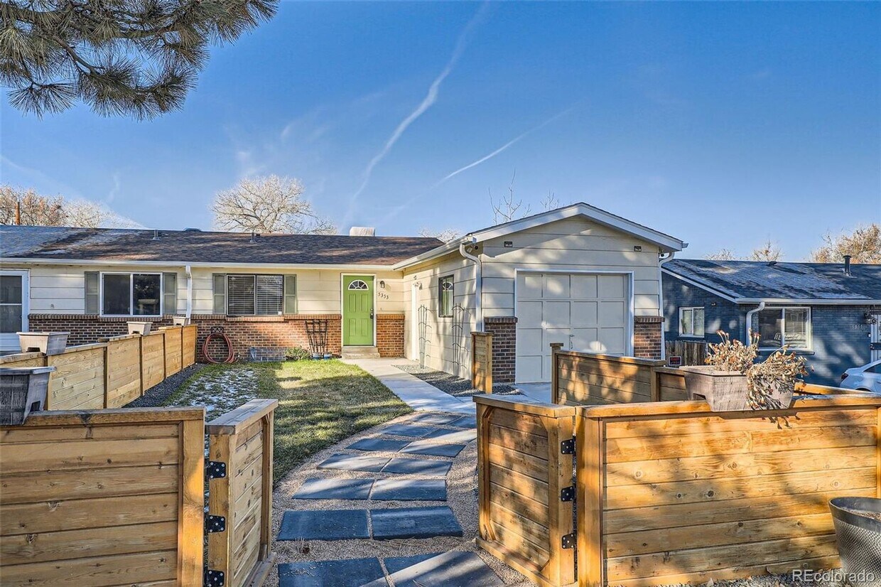 Foto principal - Meticulously Maintained 4-Bedroom Duplex