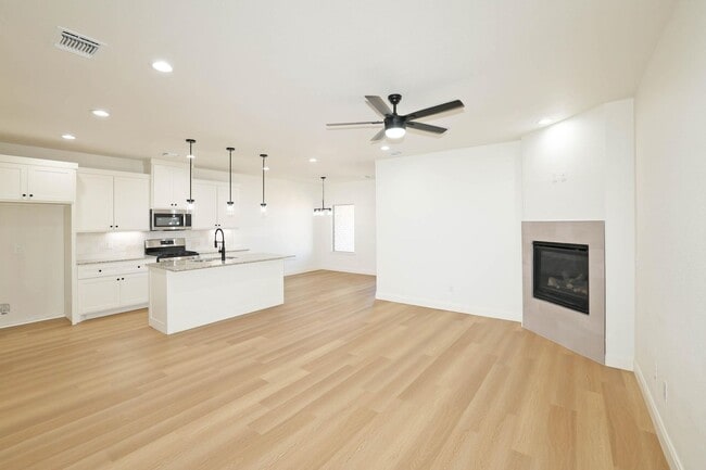 Building Photo - 10424 Tierra Santa