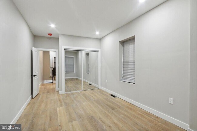 Foto del edificio - 2240 N Lambert St