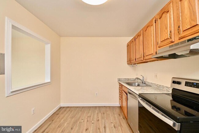 Building Photo - 9723 Kings Crown Ct