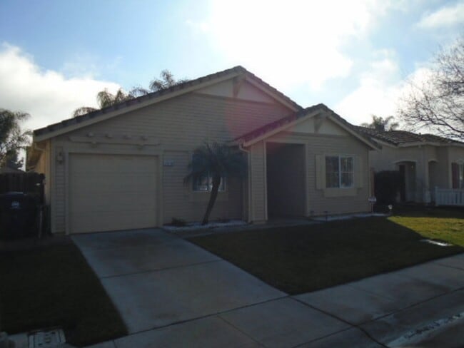 Building Photo - NICE SINGLE STORY 3 BEDROOM & 2 BATH IN DA...