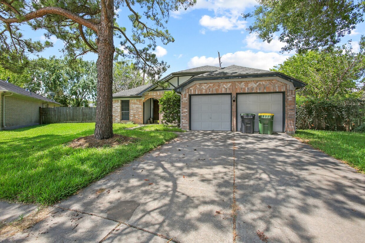 Primary Photo - Well-maintained home on a cul-de-sac in a ...