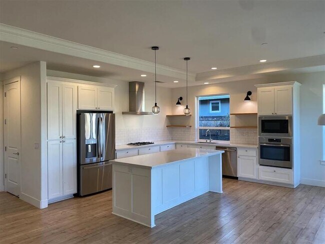 Building Photo - 3 bedroom 2 bathroom home with 2 car garag...