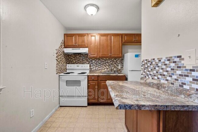 Building Photo - 451 Divinity St