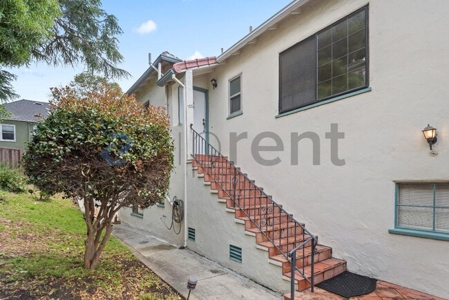Building Photo - 728 E 24th St