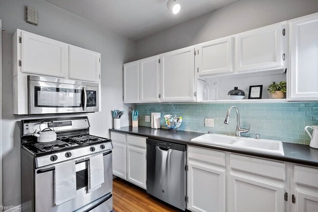 Building Photo - 3 br, 1 bath Townhome - 228 South Logan St...