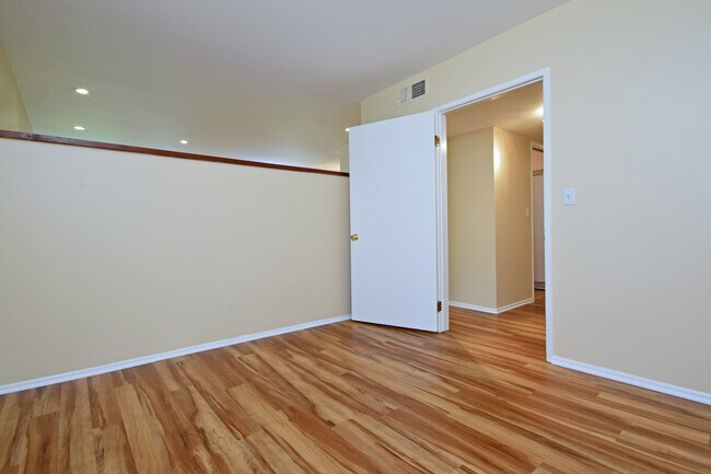 Foto del edificio - Luxurious 1+bdr, 1bath condo in prime Sher...