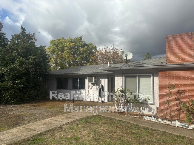 Foto del edificio - 3026 NE Douglas Ave