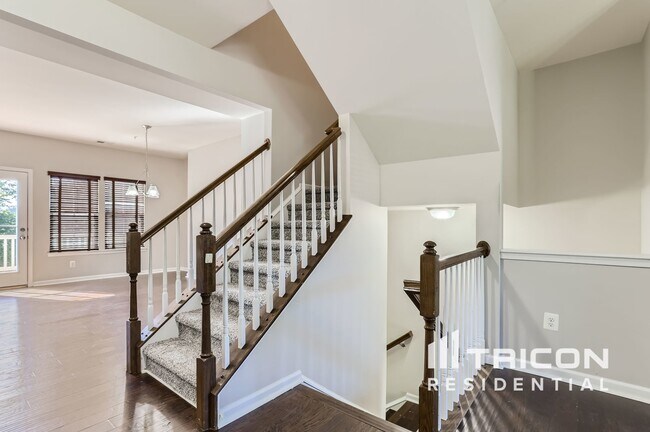 Foto del edificio - 586 Fox River Hills Way