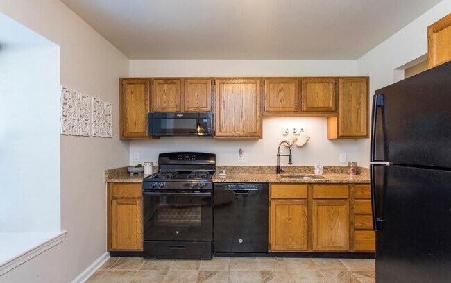 Building Photo - Beautiful updated 3-bedroom 1.5 bath townh...