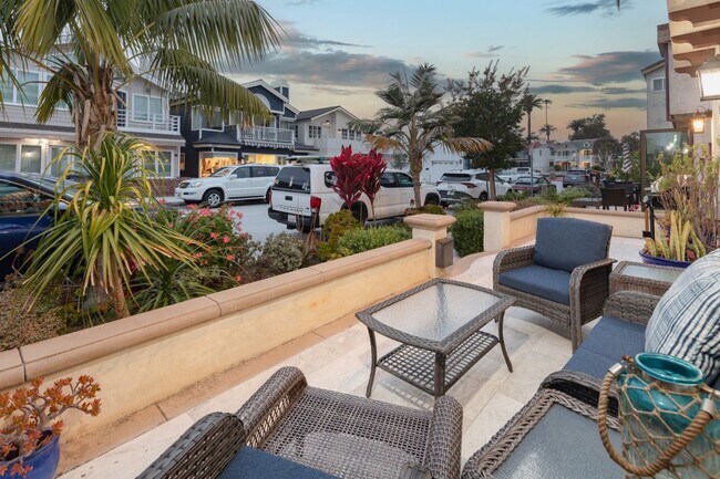 Foto del edificio - Newport Beach Balboa Peninsula Beach House with Rooftop Deck | Weekly & 30+ Night Stays