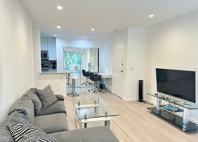 Foto del edificio - 1351 N Orange Dr