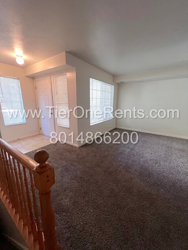 Building Photo - Move-in special: $500 off First month's rent!