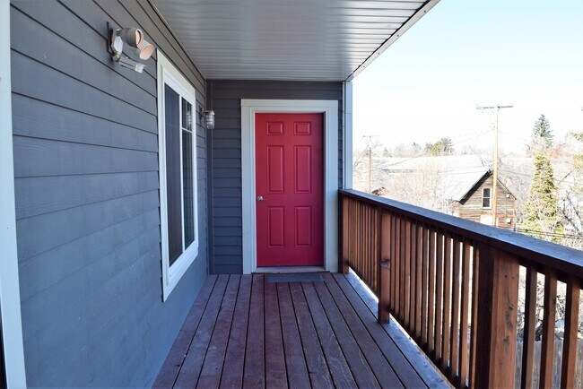 Access door - 701 E Mendenhall St