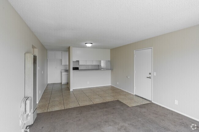 2 habitaciones, 2 baños - 700 pies cuadrados - Sala de estar, cocina - 1636 East 6th St.