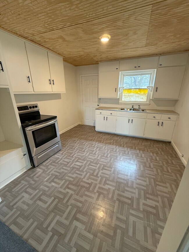 Building Photo - Bauer - 208 (RM,MR)