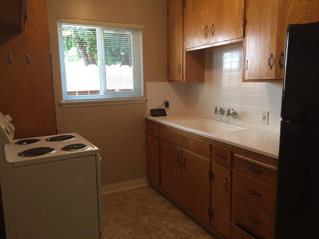 spacious kitchen - 545 S 7th St