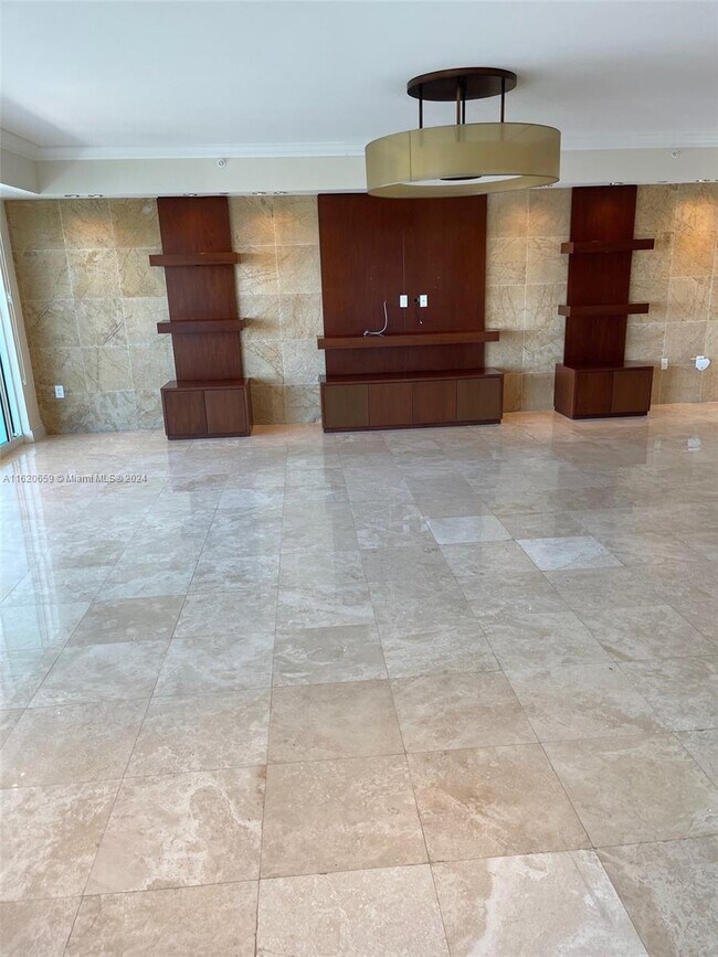 Building Photo - 20201 E Country Club Dr
