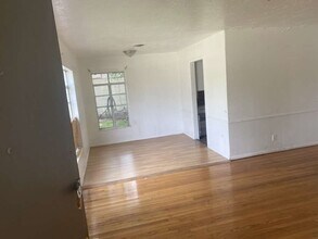 Building Photo - 121 E Riverwood Dr