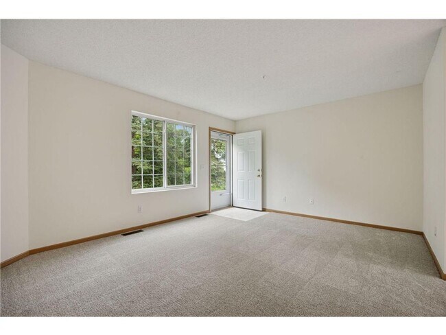 Foto del edificio - Like New 2-Story Townhome, 2-Car Garage, P...