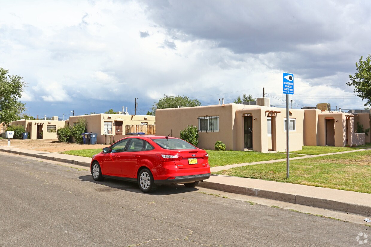 Foto del edificio - 3508-3512 Ross Ave SE