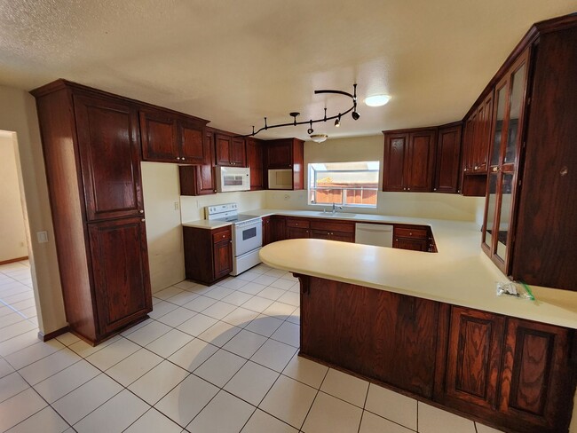 Building Photo - 3BD/2.5BA Single Story Home - 1950 Square ...