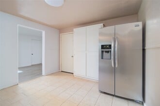 Building Photo - 4425 Harding Dr