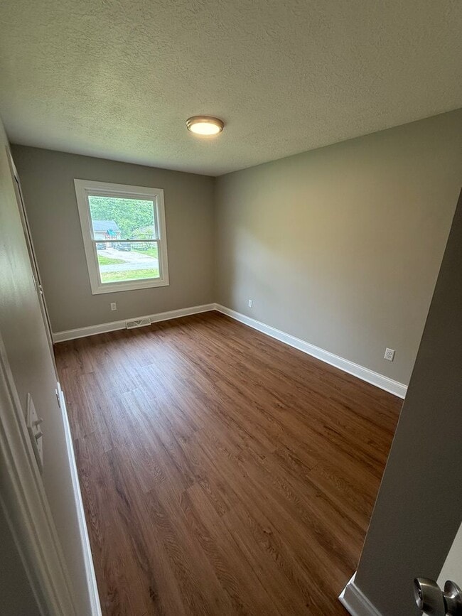 Building Photo - 4br, 2ba home with two large garages