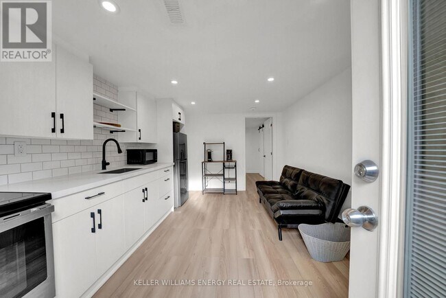 Building Photo - 458 Crestwood Dr