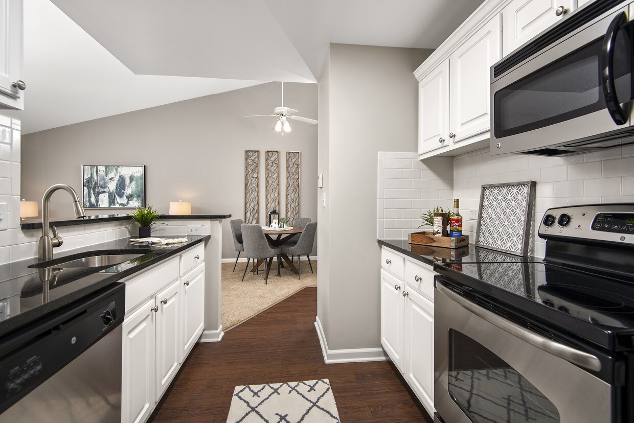 The Retreat at Seven Bridges Apartments in Woodridge, IL