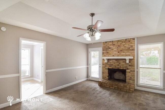 Foto del edificio - 3244 Hillcrest Ln