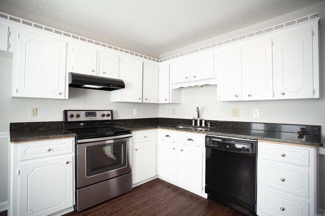 Building Photo - 2000 Lessel Dr